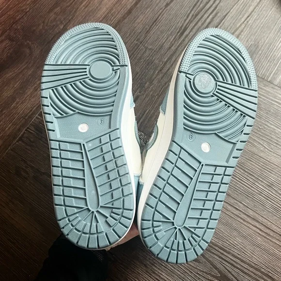 NWOT True Religion Sneakers size 6 - Picture 3 of 10